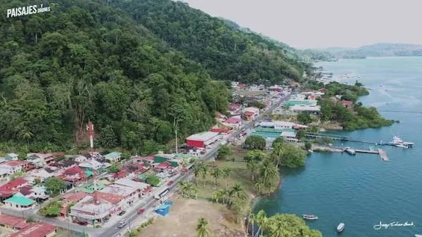 Aguas tranquilas del Golfo Dulce rodeadas de cerros de selva, Golfito y Puerto Jiménez, Costa Rica