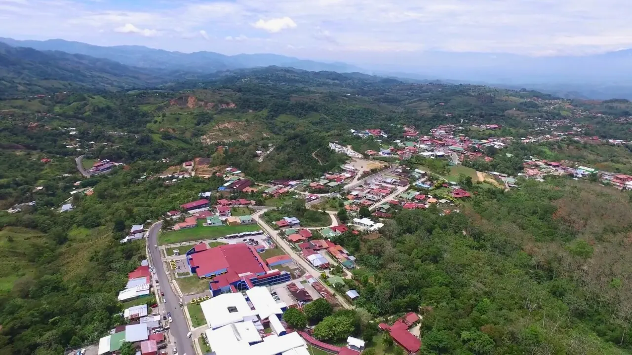 Cafetales de altura en San Vito de Coto Brus, laderas verdes con neblina, tierras altas de Costa Rica
