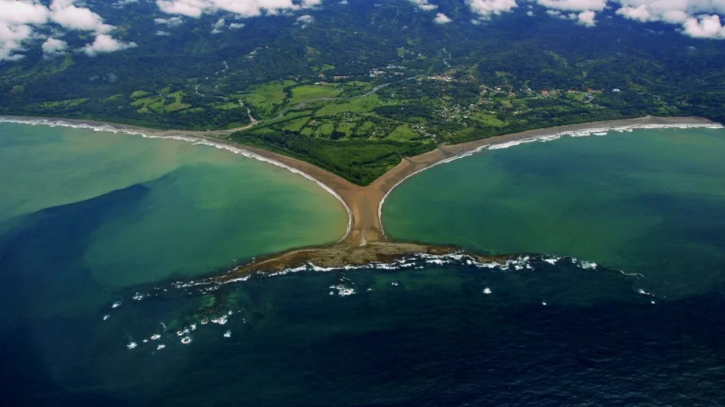 Costa verde de Uvita y Ojochal, con selva hasta el mar cerca del Parque Marino Ballena, Costa Rica